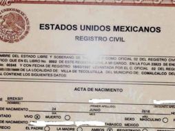 En una fotografía del acta de nacimiento original se observa 'Breksit' como nombre propio de la menor. TWITTER / @_snowglow