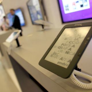 Suben precios de electrónicos y electrodomésticos por dólar