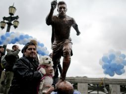 El delantero del Barcelona recibe el homenaje días después de anunciar su renuncia a la Selección de Argentina. AP / V. Caivano