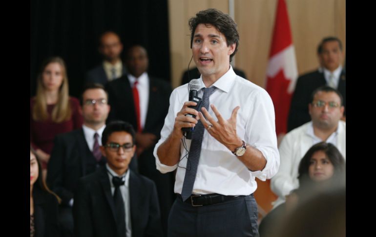 Al referirse a que los mexicanos ya no necesitan visa, enfatizó que el paso fortalecerá los lazos entre los países. AFP / C. Roussakis