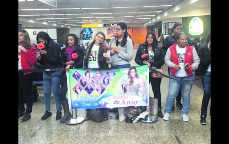 Recibimiento. Los fans de Lucero la esperaron con pancartas de su nueva telenovela. TWITTER / @Lucero