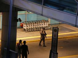 La inmensa mayoría de los vuelos siguen cancelados o retrasados, mas algunos han aterrizado o se preparan para el despegue. AP / E. Gurel