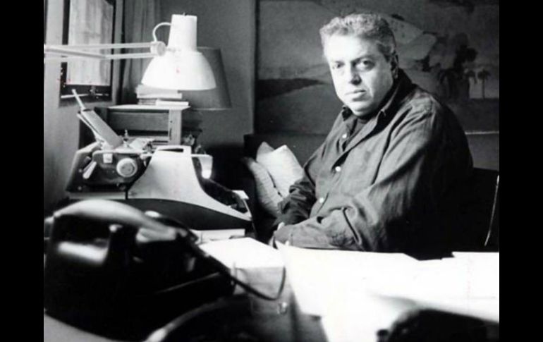 Jorge Ibargüengoitia falleció en un accidente de avión en 1983, dejando tras de sí toda una poética del humor literario. ESPECIAL /