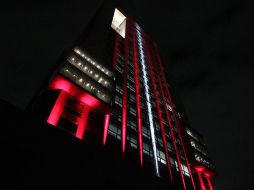 El edificio de la Secretaría de Relaciones Exteriores (SRE) se ilumina con los colores de la bandera de la República de Turquía. TWITTER / @SRE_mx