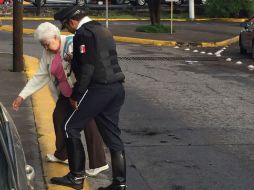 La señora a la que ayudó el agente vial siguió su camino. ESPECIAL /