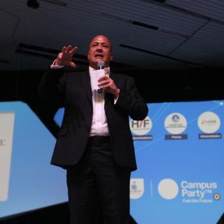 Las redes sociales son herramientas para cambiar la política: Alfaro