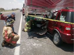 Oficiales de Protección Civil entregaron el cuerpo del conductor al Instituto Jalisciense de Ciencias Forenses. ESPECIAL / Protección Civil Jalisco