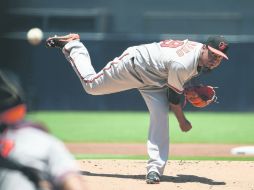 Yovani Gallardo realiza uno de sus lanzamientos durante la primera entrada del juego entre los Orioles y los Padres. AFP / D. Poroy