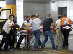 Miembros de los servicios de emergencias trasladan a un herido al centro médico Shaare Zedek. EFE / A. Sultan