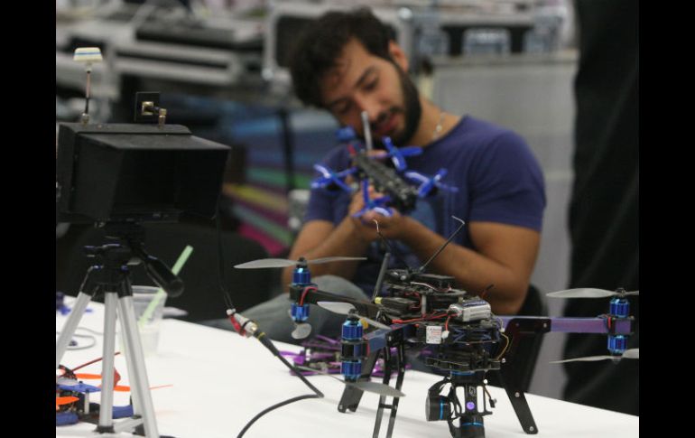 Jaula de drones. El evento cuenta con un área donde los campuseros pueden manejar un dron, y repararlos. EL INFORMADOR / R. Tamayo