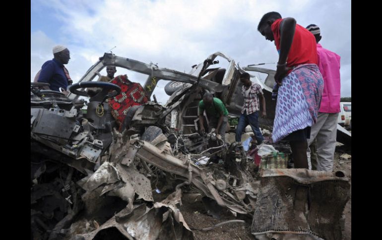 Testigos aseguran que el minibús ciurculaba al lado de un camión del gobierno repleto de soldados. EFE / M. Abdiwahab