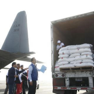 Llega a Puerto Escondido avión de la Sedena con alimentos