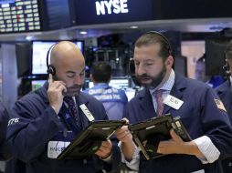 La bolsa neoyorquina parece recuperarse de las grandes pérdidas provocadas por el 'brexit'. EFE / A. Gombert