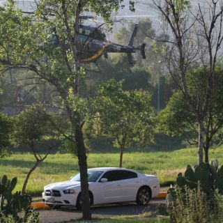 Critican a Mancera por aparentar llegar en taxi tras bajar de helicóptero