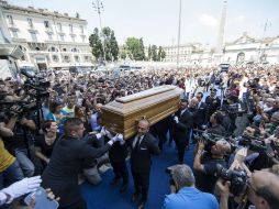 El paso del féretro con los restos de Spencer fue celebrado con un fuerte aplauso. EFE / M. Percossi