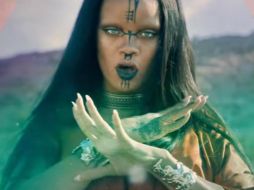 Rihanna, vestida con una traje naranja, personifica a una extraterrestre que puede crear energía. YOUTUBE / RihannaVEVO