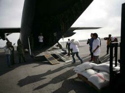 El Gobierno federal inició ayer el abasto vía aérea de maíz, frijol y leche en polvo, principalmente, para Oaxaca. SUN / I. Stephens