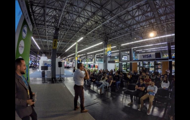 En un ambiente relajado y muy cercano a las experiencias de los jóvenes les dieron las bases para mejorar la comunicación de ideas. TWITTER / @hectorghs