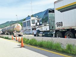 Ayer el magisterio disidente permitió el tránsito vehicular, excepto a camiones de carga con productos de empresas transnacionales. SUN / F. Martín
