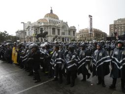 Policías prestan guardia durante una marcha de miembros de la CNTE en la Ciudad de México. EFE / M. Guzmán