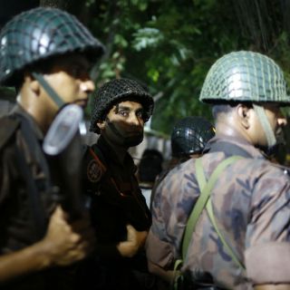 Atacan restaurante en Bangladesh y agresores toman rehenes