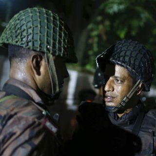 Policía prepara operativo para liberar rehenes en Bangladesh