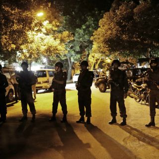 Mueren dos policías durante toma de rehenes en Bangladesh