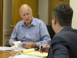 Brown firmó como parte de los esfuerzos de los demócratas para reforzar leyes de armas. AP / R. Pedroncelli