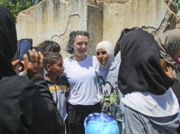 La actriz británica habló con refugiados que han estado detenidos en Grecia por meses. AP / T. Todras