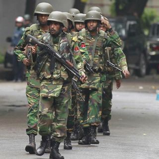Tropas de élite lanzan asalto para liberar rehenes en Bangladesh
