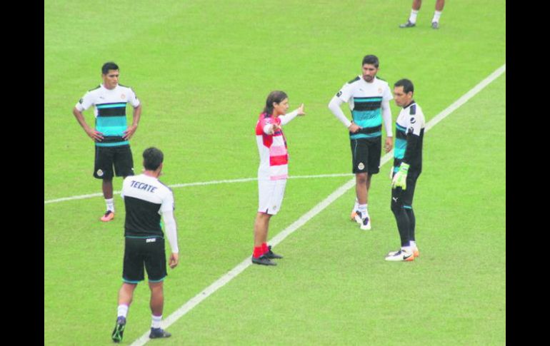 Matías Almeyda afina detalles en la práctica de ayer de las chivas en el Dick’s Sporting Goods Park, en Colorado. ESPECIAL / Chivas FC