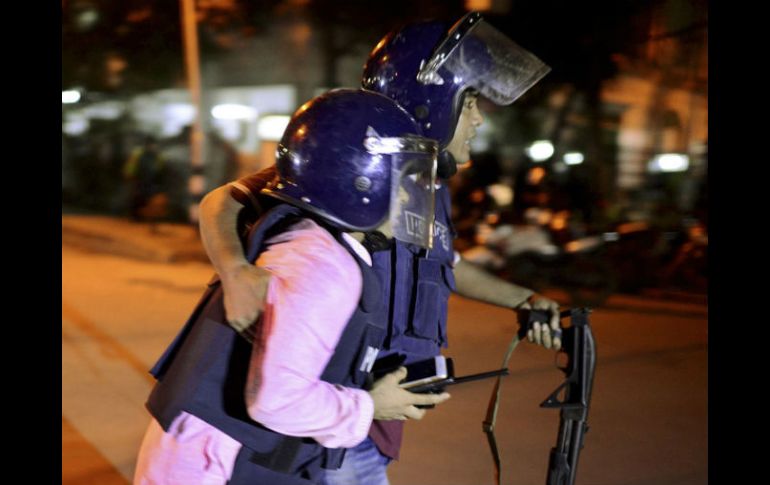 Por lo menos 35 personas, entre ellas 20 extranjeros, fueron retenidas en el restaurante por más de 10 horas. AP /