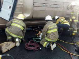 Personal de Protección Civil trabajó en la atención de los 10 pasajeros lesionados; una mujer es reportada en estado grave. ESPECIAL / Protección Civil Jalisco