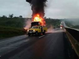 En un tramo cercano, personal de Protección Civil atendió la volcadura de otro vehículo de transporte. ESPECIAL / Protección Civil Jalisco