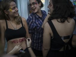 Un centenar de feministas piden respeto y un trato igual a las mujeres. EFE / A. Lacerda