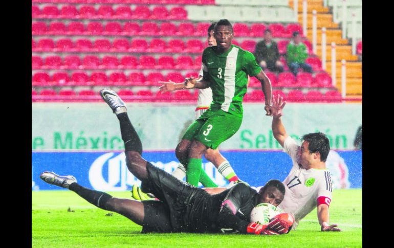 Cerca. El portero nigeriano evitó que el 'Cubo' hiciera daño. MEXSPORT /
