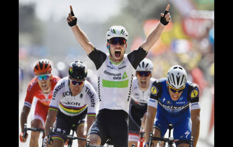 Mark Cavendish. “Es una victoria muy especial para mí. Es la primera vez que tengo el honor de vestir el jersey amarillo”. AFP /