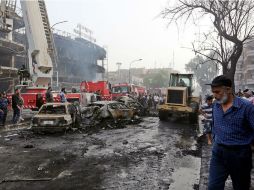 La explosión destruyó e incendió varias tiendas aledañas en Al Karrada. EFE / A. Abbas