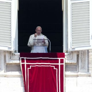 Papa reza por 'violentos cegados de odio' tras atentado en Bangladesh