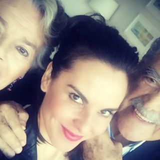Kate del Castillo presume foto junto a sus padres