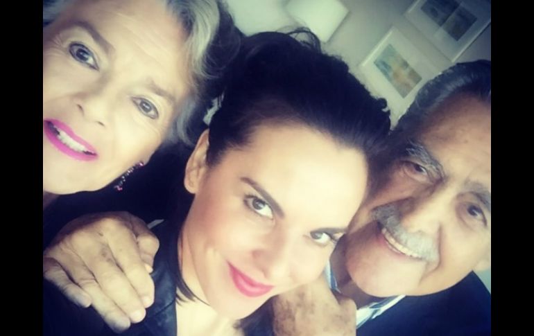 Kate del Castillo sube a su cuenta de Instagram una foto junto a sus padres  Kate y Eric del Castillo. INSTAGRAM / katedelcastillo