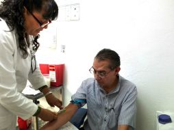 Todos los hombres deben autoexplorarse una vez al mes y acudir a una revisión por un médico especializado. SUN / ARCHIVO