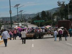 La pipa logró atravesar el bloqueo, pero tras de él un grupo de personas hicieron descender del vehículo al chofer. EFE / J.L. De la Cruz