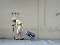 En casos más severos, los adultos mayores son abandonados a su suerte en las calles en condiciones de miseria. EL INFORMADOR / ARCHIVO