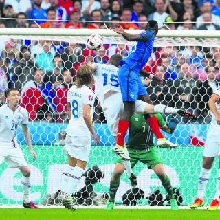 Francia va contra el campeón del mundo