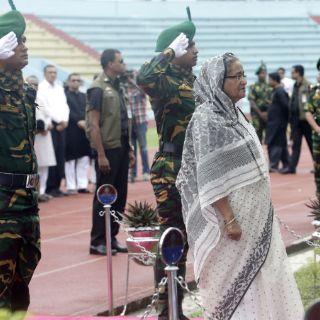 Bangladesh llora a víctimas de ataque entre rezos