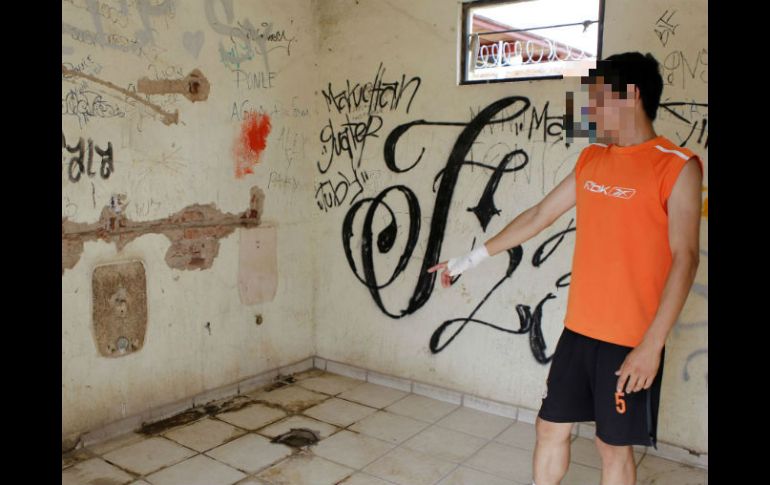 En la Unidad Deportiva Ignacio Zaragoza, en Tonalá, los pandilleros se robaron todos los muebles de baño, incluida la tubería. EL INFORMADOR / A. Camacho