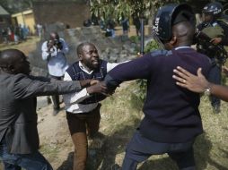 Un grupo de personas exigió responsabilidades a los agentes. EFE /