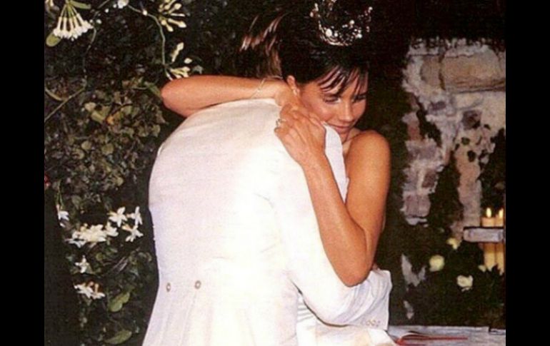 Tras dos años de conocerse, contrajeron matrimonio el 4 de julio de 1998 en el Castillo Luttrellstown de Dublín. INSTAGRAM / victoriabeckham