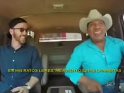 Un viajero le pregunta por su carrera musical, y él responde ''la cantada ya llovió, en mis ratos libres me avientos estas chambitas''. ESPECIAL / YouTube